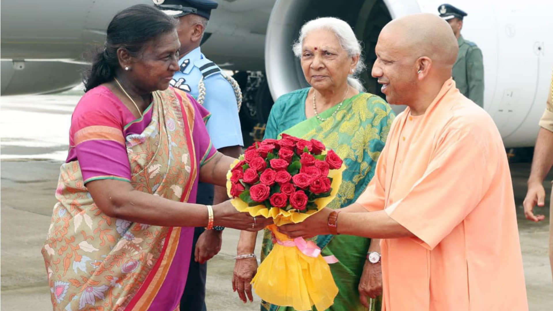 President Draupadi Murmu reached Gorakhpur, CM and Governor welcomed her