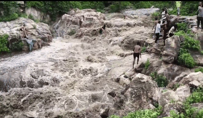 Bihar News: Girls trapped in waterfall in Lagurahi hill of Gaya, rescue operation, fast flow of water