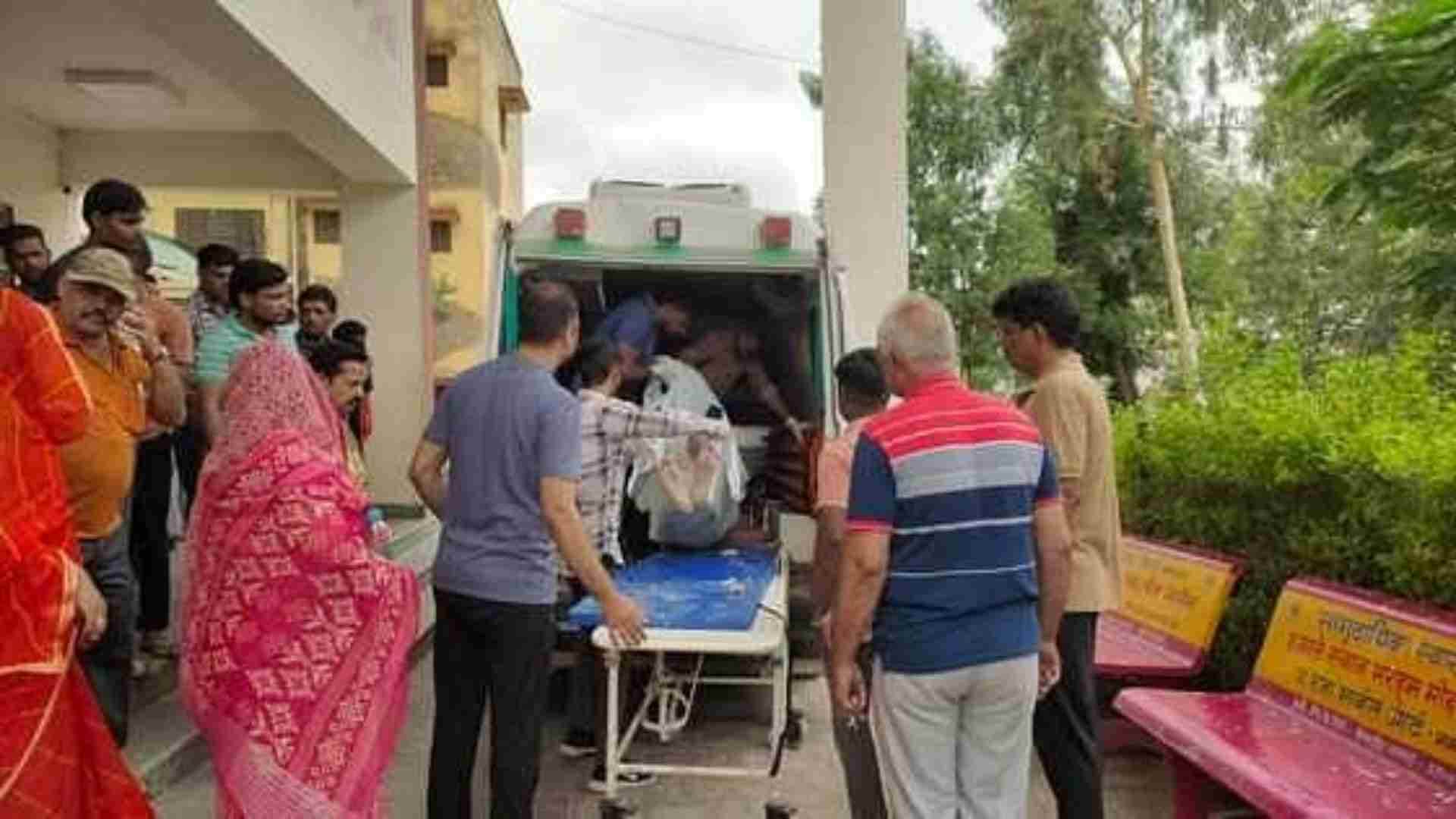 घायल को लाया गया अस्पताल।