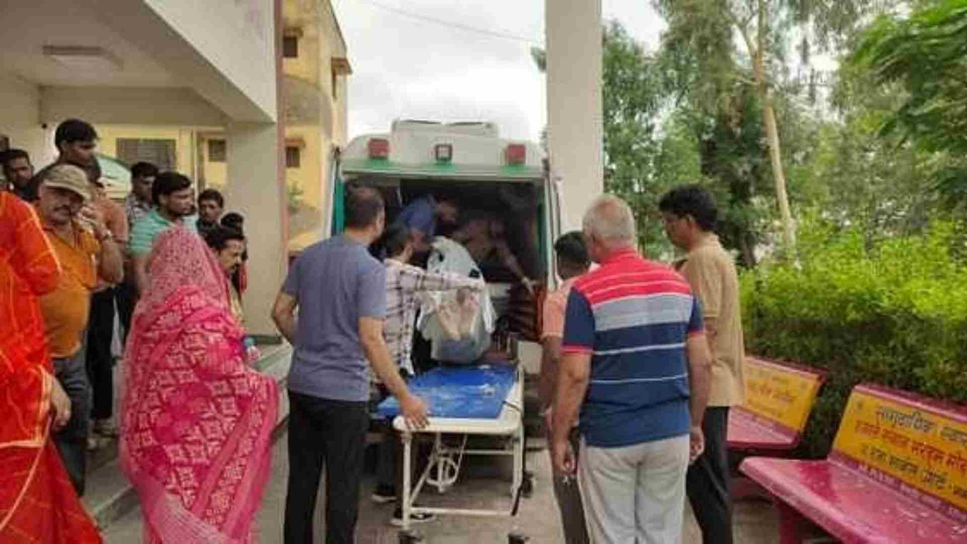 घायल को लाया गया अस्पताल।