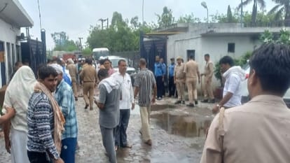 Muzaffarnagar: Workers roll in machine along with paper, die in agony, fight with contractor and ruckus