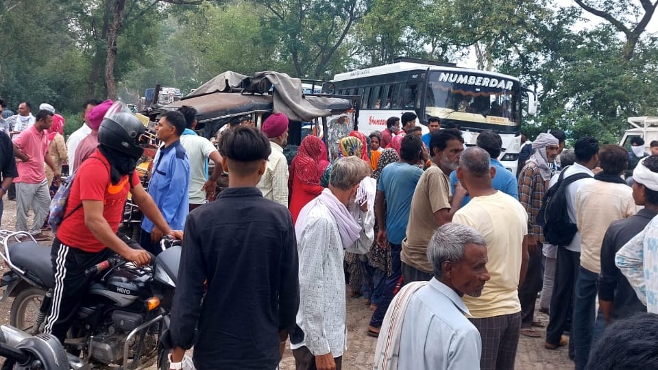 Accident in Sewan Women going to plant paddy were hit by a high speed pickup