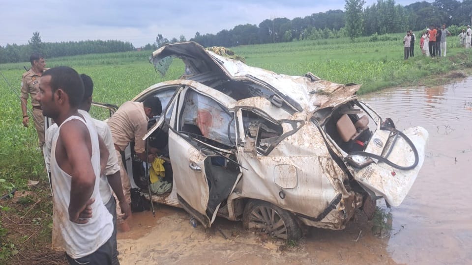 Horrific accident in Muzaffarnagar: Car of devotees going to Kedarnath fell into a ditch, four friends died