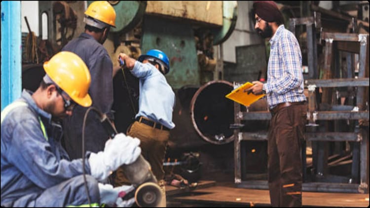 औद्योगिक उत्पादन में शानदार उछाल: फरवरी 2026 में IIP ग्रोथ बढ़कर 5.2% हुई, विनिर्माण क्षेत्र का दमदार प्रदर्शन