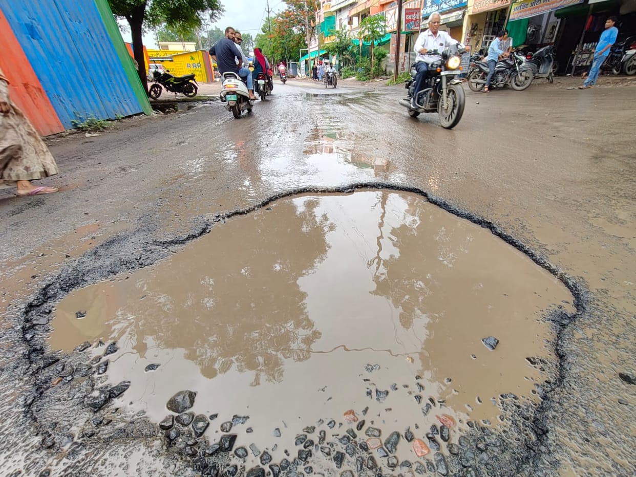 Indore: Potholes on Indore roads are also causing traffic jams during rains, Khajrana temple access road is st
