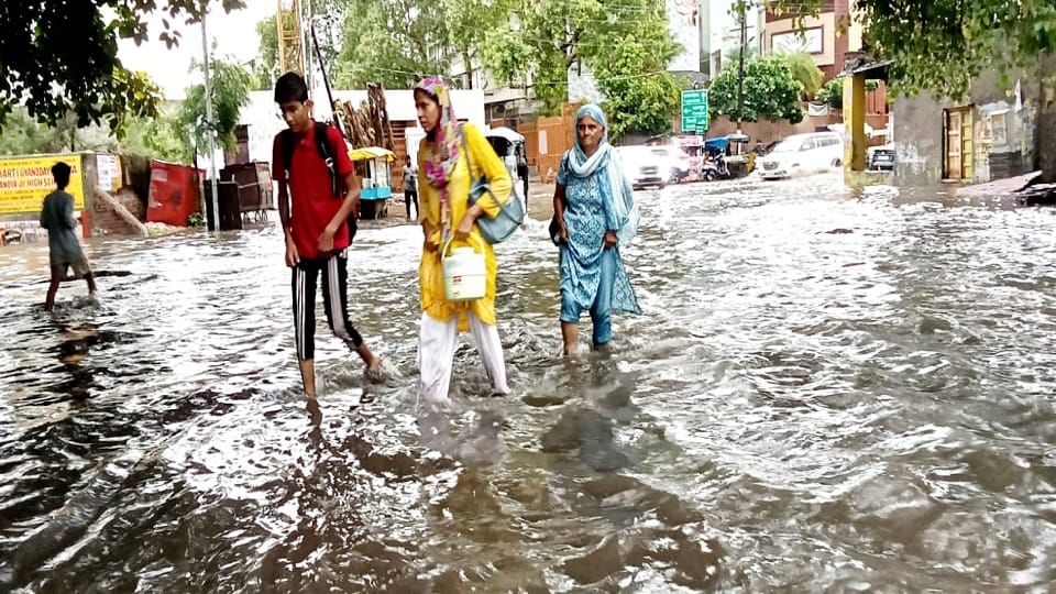 Bad condition in Agra due to heavy rain water filled in houses and shops