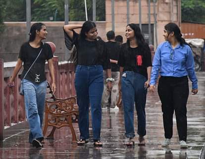 लखनऊ में शाम के बाद बदला मौसम।