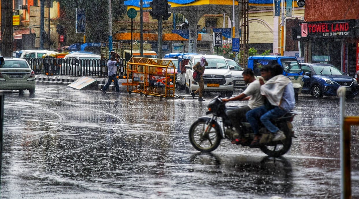 UP: Several districts in Lucknow and Awadh have been experiencing continuous rain since morning, with warnings