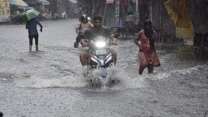Meerut: Water filled the streets of the metropolis, Municipal Corporation gasped and people faced problems