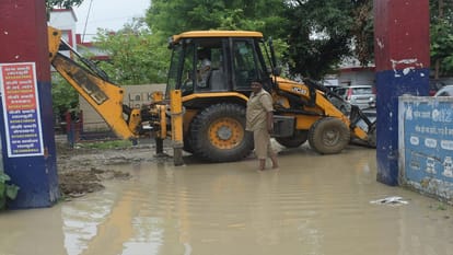 Meerut: Water filled the streets of the metropolis, Municipal Corporation gasped and people faced problems