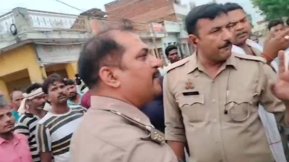 Congress leader jumps into fight between woman rickshaw driver heated argument police video goes viral