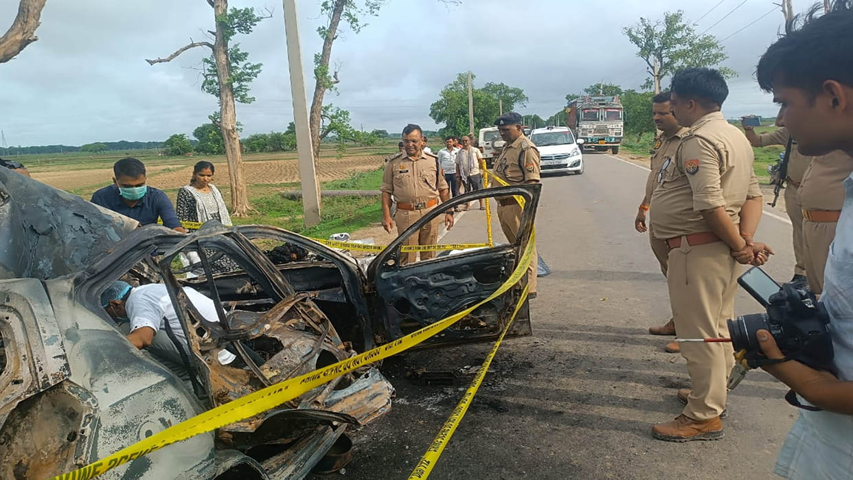 Chitrakoot: Car found completely burnt, driver also dead, police busy in identifying the car
