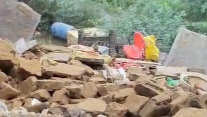 मकान गिरने के बाद पड़ा मलबा