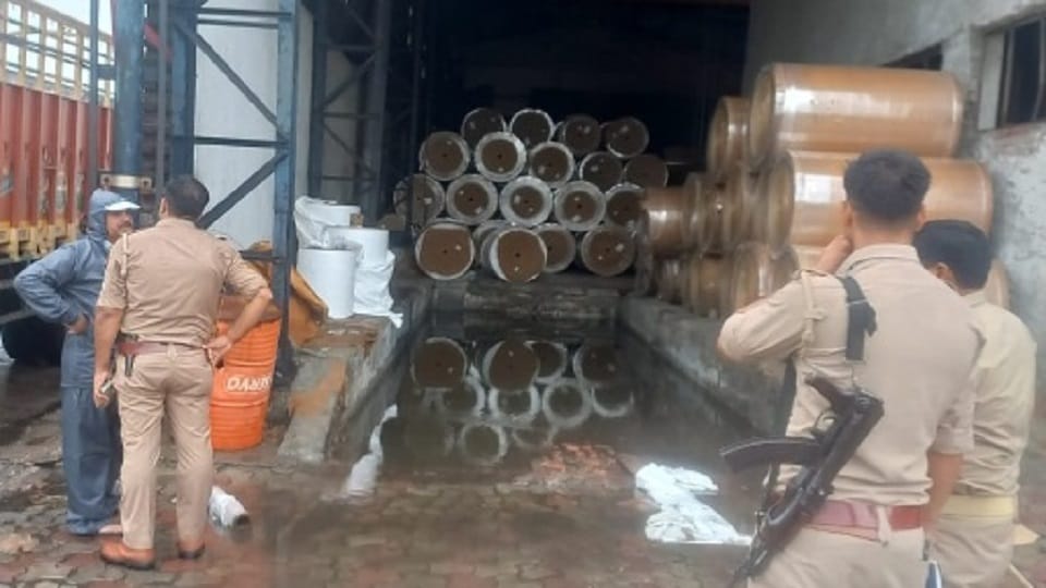 Muzaffarnagar: Workers roll in machine along with paper, die in agony, fight with contractor and ruckus