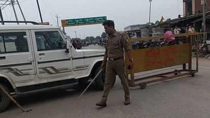 प्रयागराज बवाल की 16 तस्वीरें: पुलिस की गाड़ियां तोड़ीं और आगजनी... ईंट-पत्थर फेंके; हालात बिगड़ने की पूरी कहानी Prayagraj riots 16 photos Police vehicles vandalised and set on fire bricks and stones were thrown full story