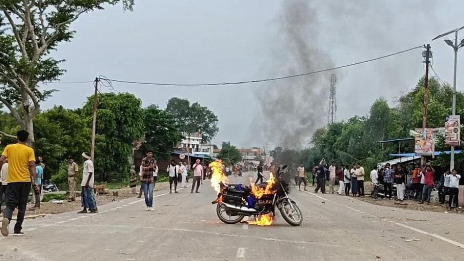 Prayagraj riot Story Bikes were burnt and buses were vandalized Bricks and stones were scattered on roads