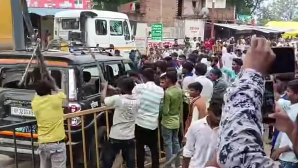 Prayagraj Violence Some hid behind the shutters while others saved their lives by running away from the shops