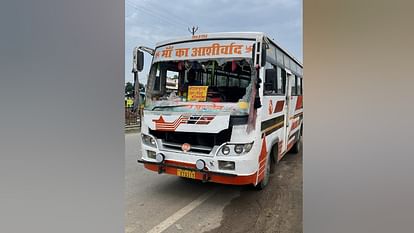 प्रयागराज बवाल की 16 तस्वीरें: पुलिस की गाड़ियां तोड़ीं और आगजनी... ईंट-पत्थर फेंके; हालात बिगड़ने की पूरी कहानी Prayagraj riots 16 photos Police vehicles vandalised and set on fire bricks and stones were thrown full story