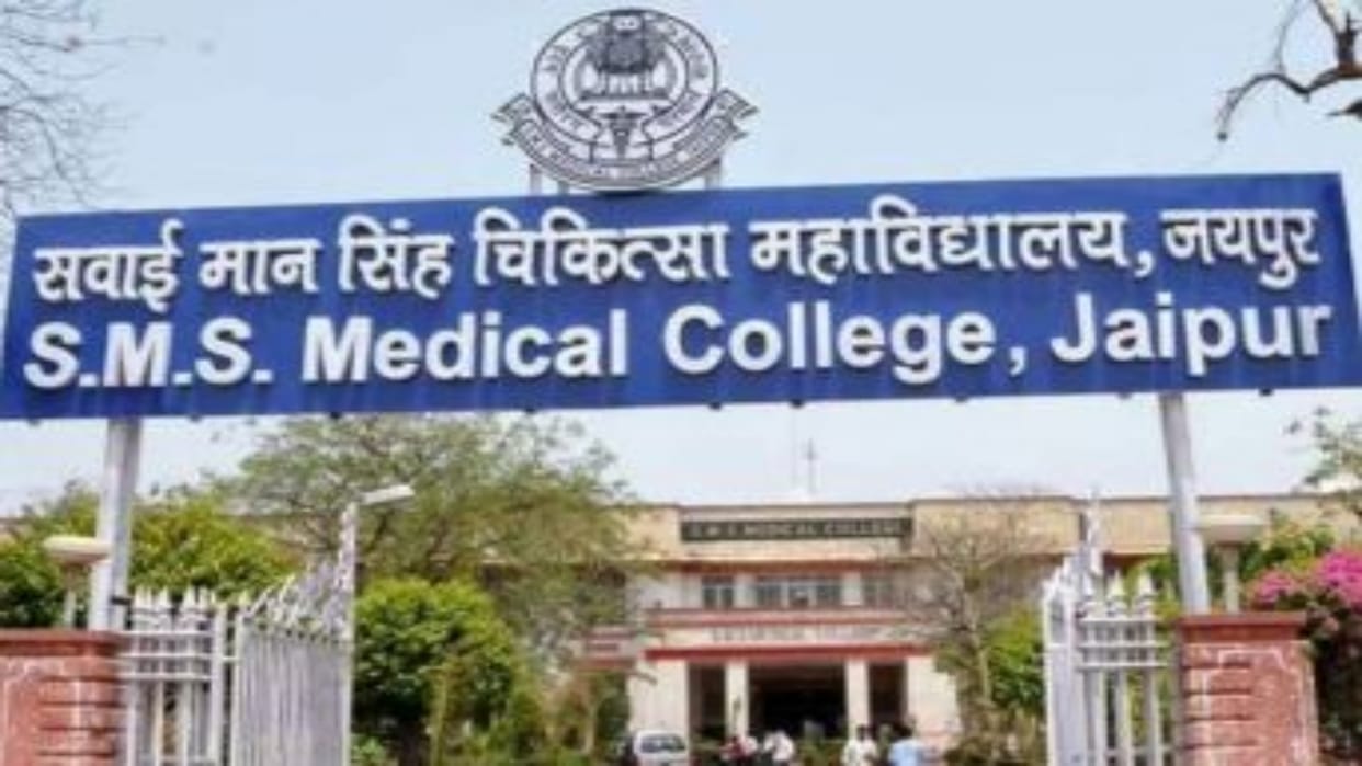 Jaipur News: Man Sets Himself on Fire Outside Police Station Over Loan Shark Harassment, Hospitalized at SMS