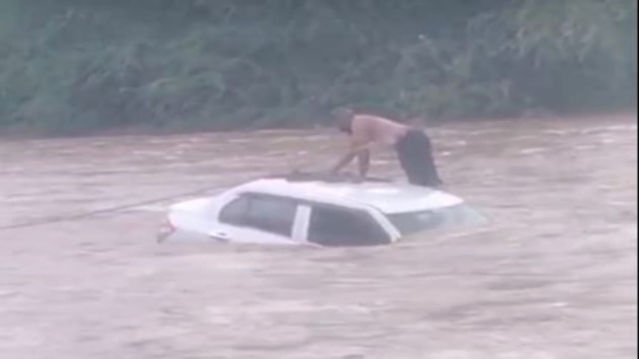 Sirohi News: 59 mm rain in Abu Road, car washed away in Bawali village, villagers rescued and took it out