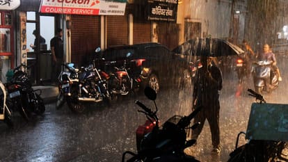 UP Weather news 68.5 mm rain in Banaras in two and one half hours such heavy rain after four years