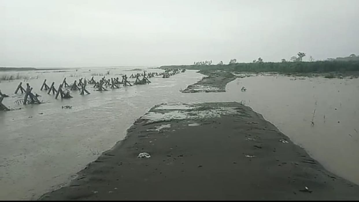 embankment damaged due to the overflowing of Sharda river in Pilibhit after heavy rain
