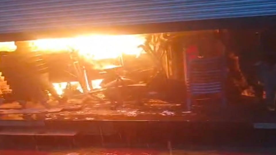 Muzaffarnagar: Fire broke out in Rama Cycle Store due to short circuit, terrifying flames came out