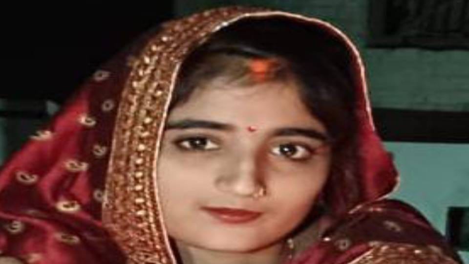married woman committed suicide by hanging herself In Gonda her parents alleged that she was murdered