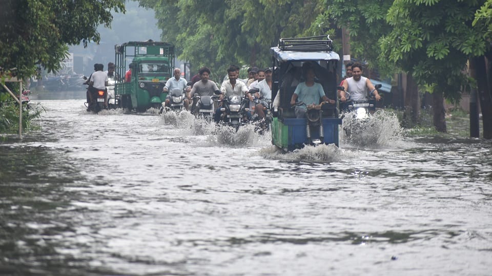 Meerut: Water filled the streets of the metropolis, Municipal Corporation gasped and people faced problems