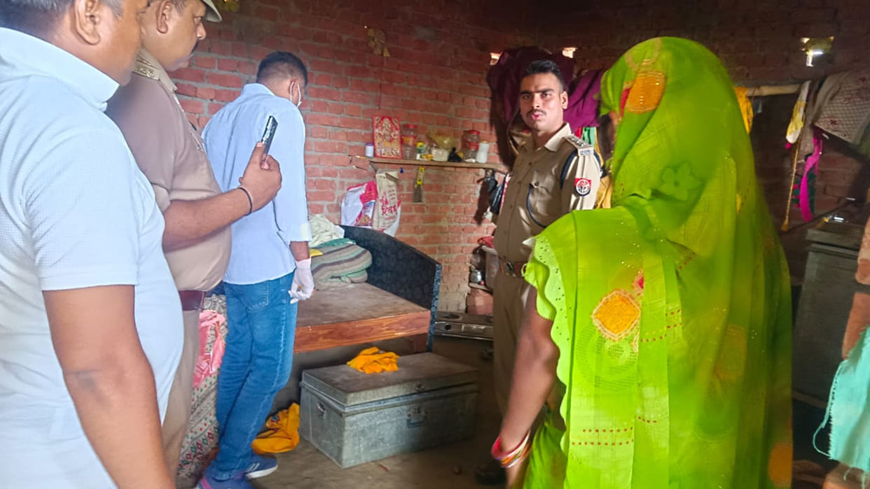 The body of a married woman was found hanging from a noose in Sant Kabir Nagar, small children were at home