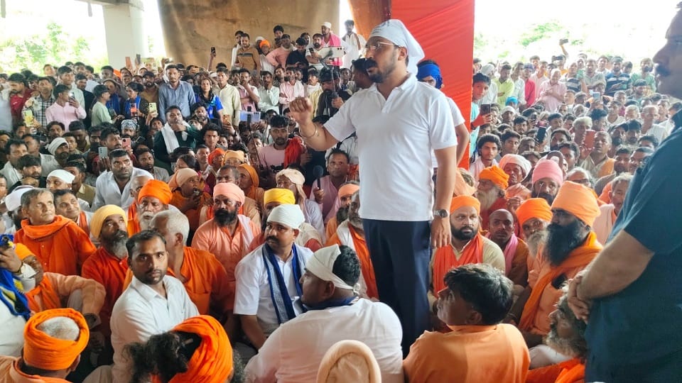Muzaffarnagar: MP Chandrashekhar reached Shuktirtha, saints expressed displeasure being ignored