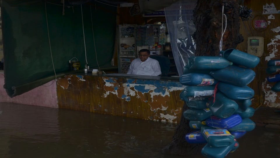 Bad condition in Agra due to heavy rain water filled in houses and shops