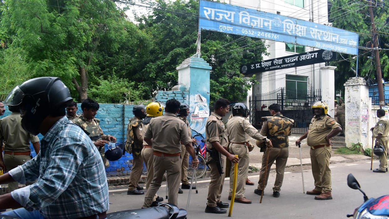 UPESSC: Police chased away the candidates sitting on dharna in front of the commission