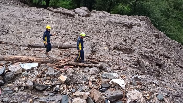बादल फटने से तबाही: पानी आया था उठाने... जो जग गए वो बच गए, जो नहीं उठे वो बह गए; जिंदा बचे मजदूरों की आपबीती Cloudburst causes devastation in Uttarkashi Silai Band Labourers who survived the flood narrated their ordeal
