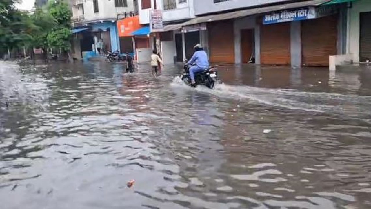 heavy rain in Lakhimpur Kheri flood like situation in gola gokarannath