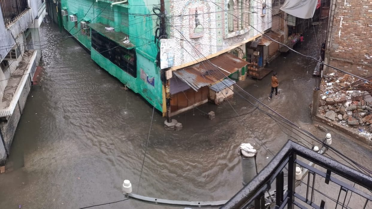 waterlogging on roads due to heavy rains in Bareilly