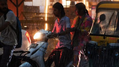 UP Weather news 68.5 mm rain in Banaras in two and one half hours such heavy rain after four years