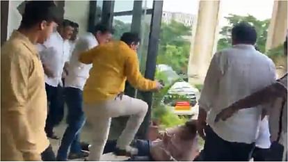 Odisha Officer Assaulted: ऑफिस से घसीटकर लाए गए अफसर की Bjp नेता के सामने पिटाई - Video वायरल 7 Odisha: Senior Officer Attacked In Bmc, Councilor Dragged Out Of Office; Video Of Fight Goes Viral - Amar Ujala Hindi News Live - Odisha:बीएमसी में वरिष्ठ अधिकारी पर हमला, कार्यालय से घसीटकर