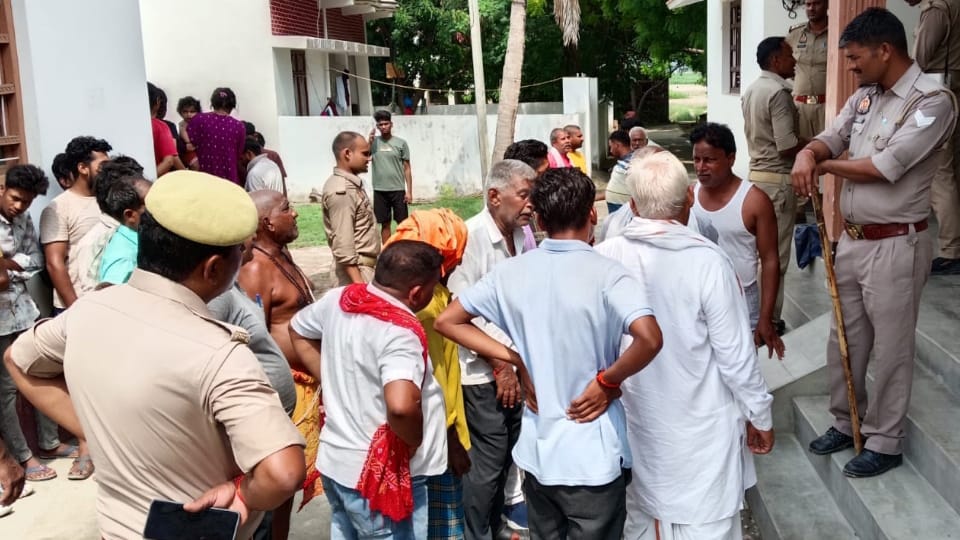 UP News young man shot three members of family then shot himself too in Azamgarh