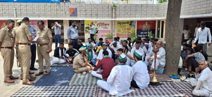 BKU India Protests at Police Station Over No Arrest in Kashi Toll Firing Case After 16 Days