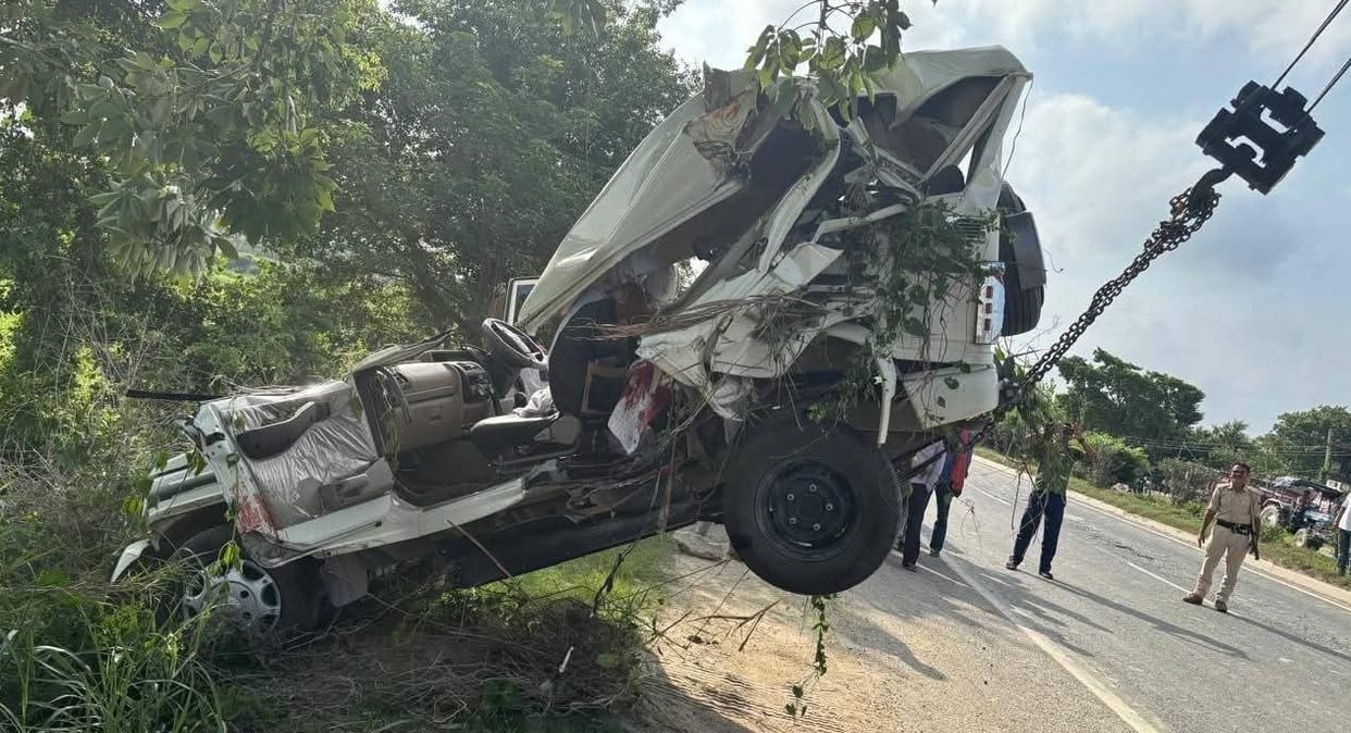 Bihar: High speed truck hits DTO office vehicle, ESI dies; condition of three including employee is critical
