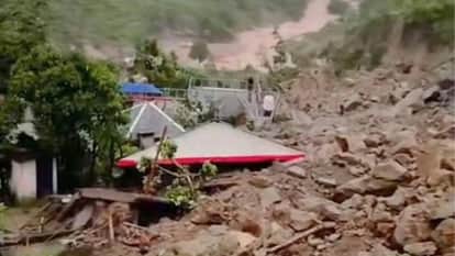 बादल फटने के बाद धर्मपुर के स्याठी गांव में तबाही का मंजर।