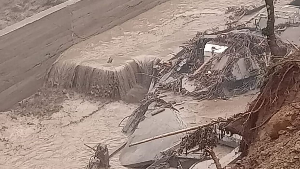 Cloud Burst in Mandi 16 MW Patikari power project destroyed 12 people saved their lives by running away