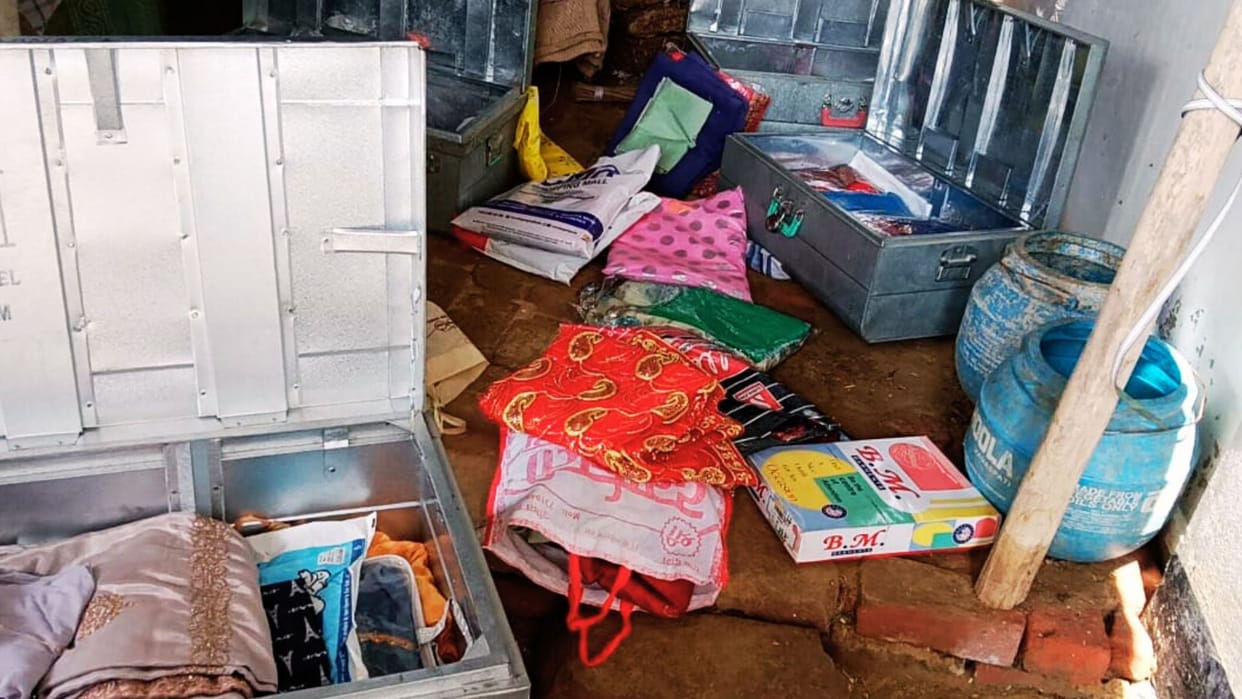 Jewellery and cash worth 50 lakh stolen from three houses in one night searched after locking doors FIR