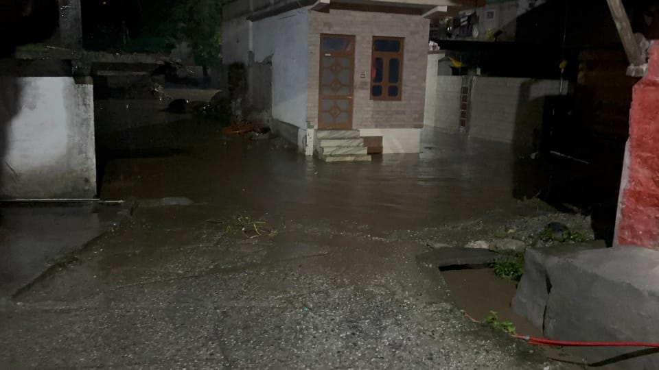 Himachal Pradesh Cloud Burst News Heavy rain clouds burst at many places in Karsog of Mandi weather news