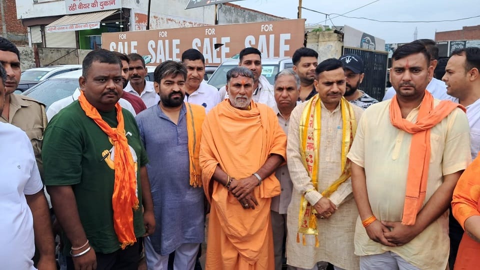Muzaffarnagar: Notice to six Hindu leaders for trying to get their pants removed at a dhaba