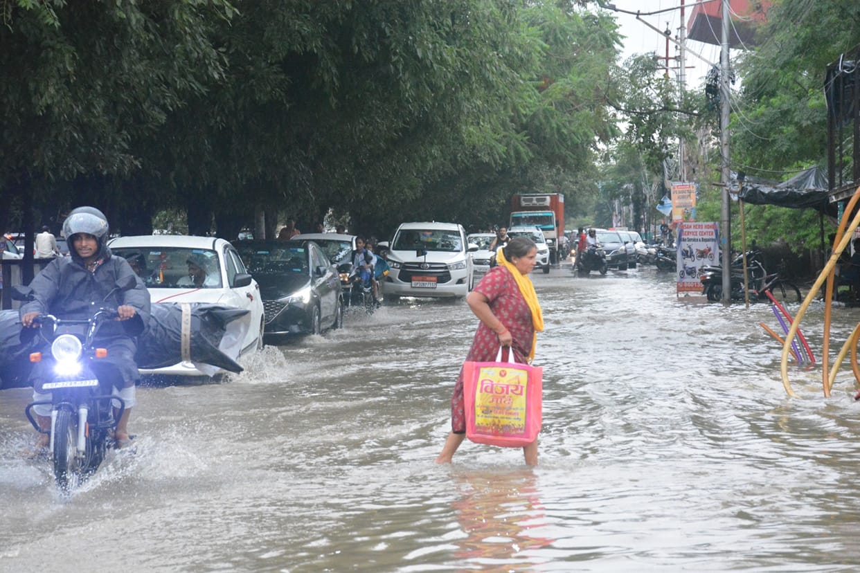 Lucknow: Due to heavy rains, water filled in the posh areas of the city, Municipal Commissioner inspected, mer