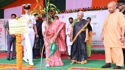 रूद्राक्ष का पौधा रोपते हुए