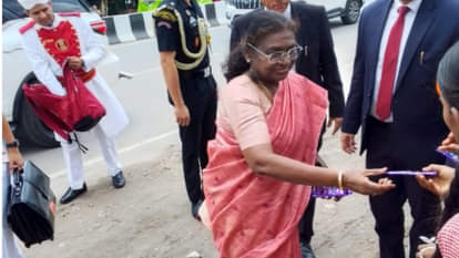 बच्चों को चॉकलेट देती राष्ट्रपति