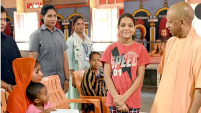 CM Yogi heard the problems in Janta Darshan, told the student Pankhuri, study, we will bear the expenses